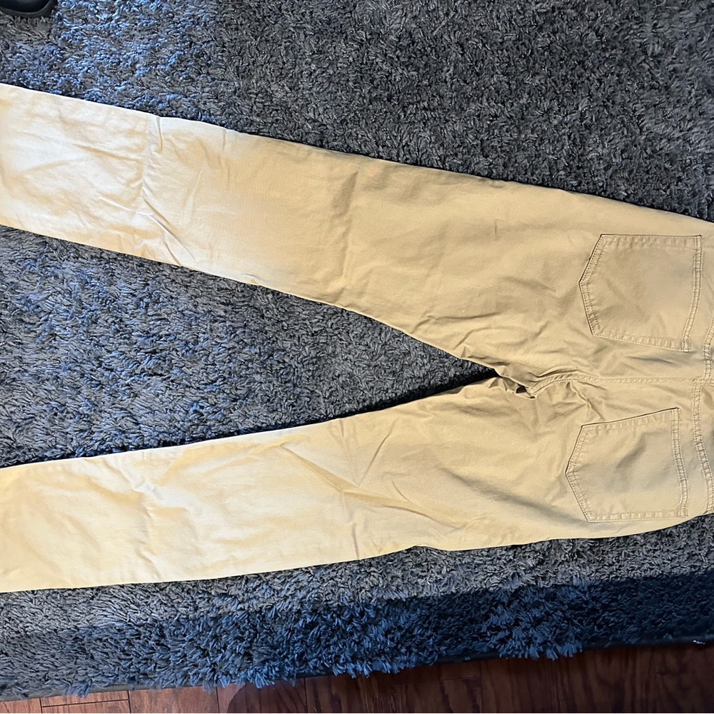 Gap men’s khaki pants size 30x32. Used in good condition